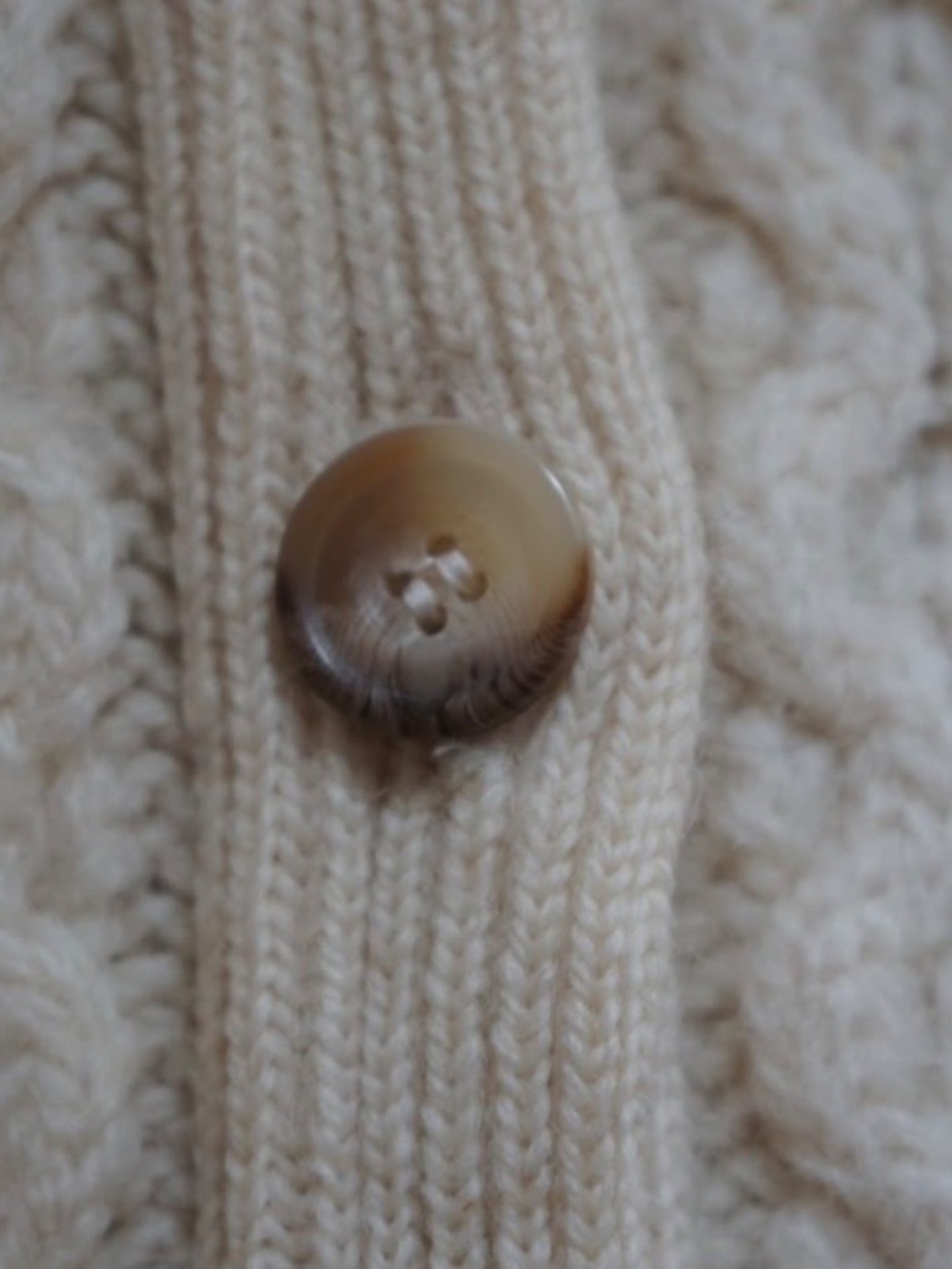 Scottish cable-knit Wool cardigan - Picture 3 of 7